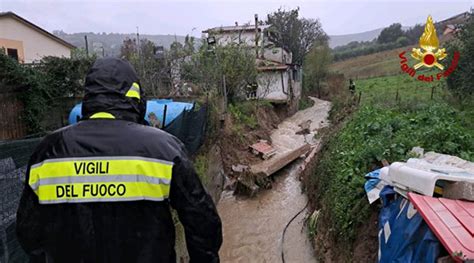 Agropoli Smottamento Sotto Un Abitazione Evacuata Famiglia Vigili