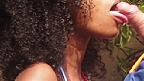 Black MILF Con La Figa Stretta Scopa Il Pulitore Della Piscina E Lo Lascia Venire Sulla Sua Figa