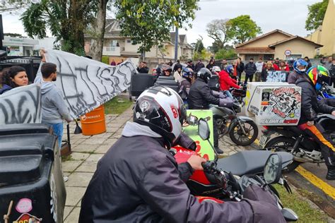 Protesto Morte De Motoboy De Curitiba Revolta Fam Lia E Amigos