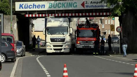 Lkw Steckt In Essen Bochold Unter Bahn Bergang Fest