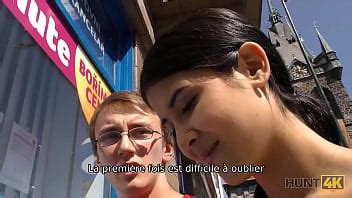 HUNT4K Cornudo nerd observa obedientemente la polla de su novia con un extraño XVIDEOS