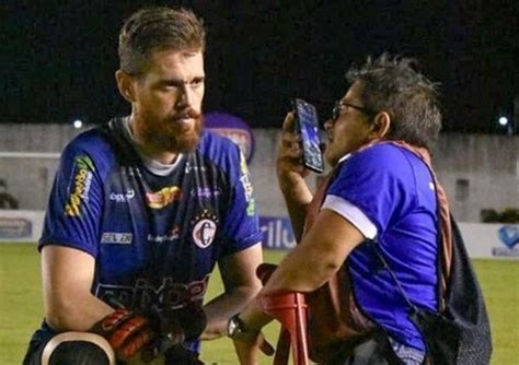 Exemplo De Inclus O Goleiro Do Campinense Se Ajoelha Para Dar