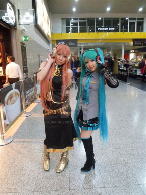 Luka Megurine And Hatsune Miku Cosplayers By Rjprincess On Deviantart