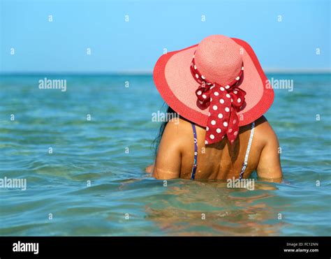 Frau im bikini am strand Fotos und Bildmaterial in hoher Auflösung Alamy