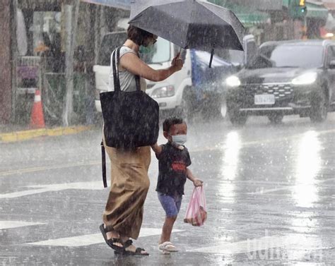 下班帶傘！高雄發布大雨特報 恐一路下到晚上 旅遊 聯合新聞網