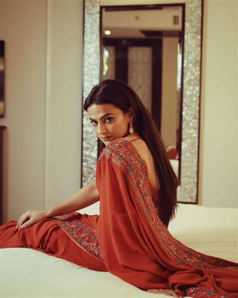 Shraddha Srinath Hot Saree Pics Images Gallery