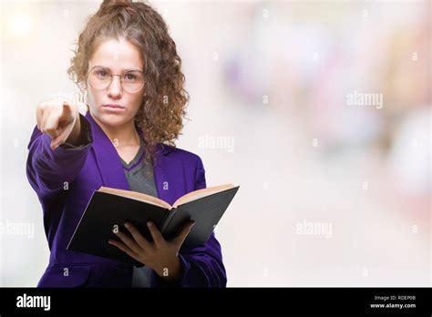 Jeune Tudiante Brunette Girl Wearing School Uniform Lire Un Livre Sur Fond Isol Pointant Avec