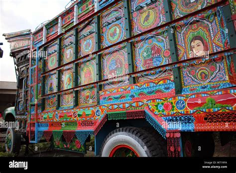 Truck Art in Pakistan Awesome colorful handmade painting art of asia ...