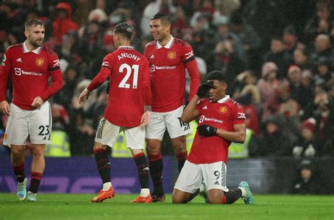 Song sát Rashford Martial toả sáng MU thắng thuyết phục Nottingham