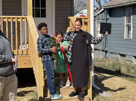 Zanesville Family Receives New Home from Habitat for Humanity - WHIZ
