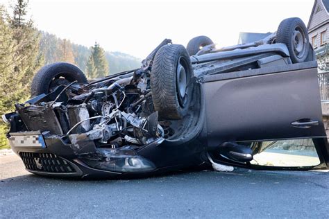 Unfall Bei Breitenbrunn Auto Landet Auf Dach