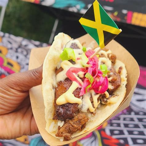 What to Feast on at Smorgasburg NYC: Vegan Tacos, Bao Buns, and So Much ...