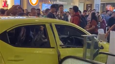 Hilang Kendali Mobil Pameran Tabrak Pengunjung Di Mall Paragon Semarang