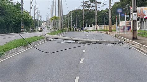 Batida De Carro Derruba Poste E Interdita Trânsito Em Avenida No