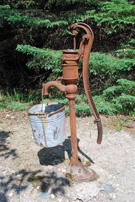 Old Fashioned Water Pump And Bucket Old Water Pumps Water Pumps Diy