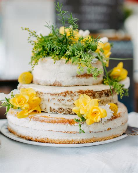 Naked Cakes Blütenträume Tipps für sommerliche Hochzeitstorten