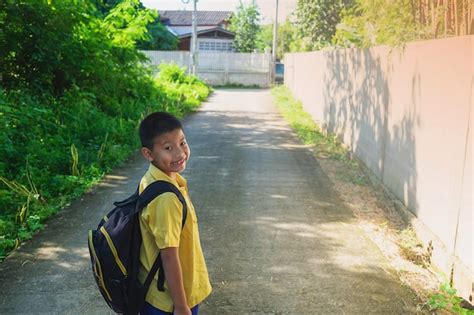 Garoto Indo Para A Escola Foto Premium