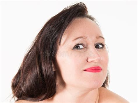 Ritratto Della Donna Matura Sexy Che Sorride Alla Macchina Fotografica Con Le Spalle Nude Sullo