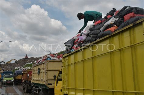 Antrean Truk Sampah Akibat Longsor Di Tpa Burangkeng Antara Foto