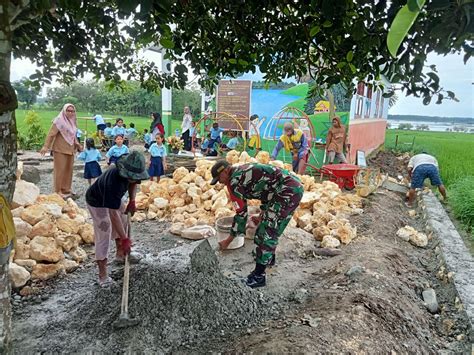 Babinsa Koramil Mare Rem Tp Bantu Warga Buatan Pagar Paud