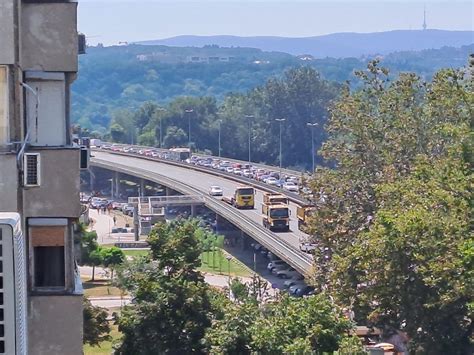 Voza I Poka Ite Strpljenje Velike Gu Ve Stvaraju Se U Pravcu Ka Mostu