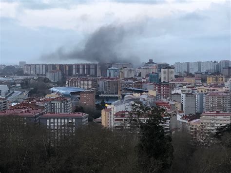 Una Enorme Columna De Humo Por Un Incendio En Navia Visible Desde Gran