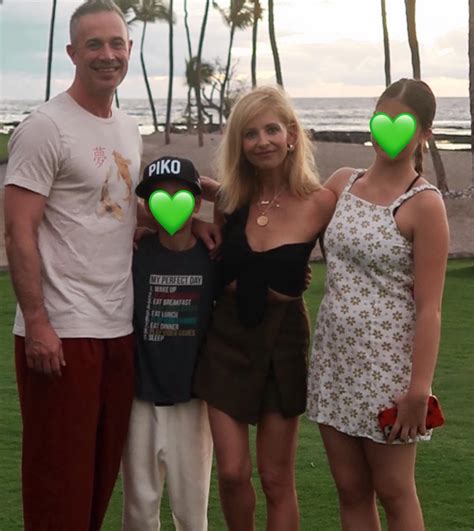 90s star Sarah Michelle Gellar reveals her tiny figure in a black