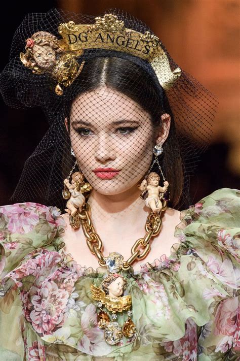 Dolce & Gabbana at Milan Fashion Week Fall 2018 | Массивные ожерелья ...