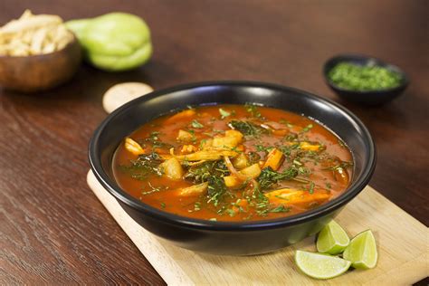 Sopa de pollo con acelgas y chayote Recetas Nestlé