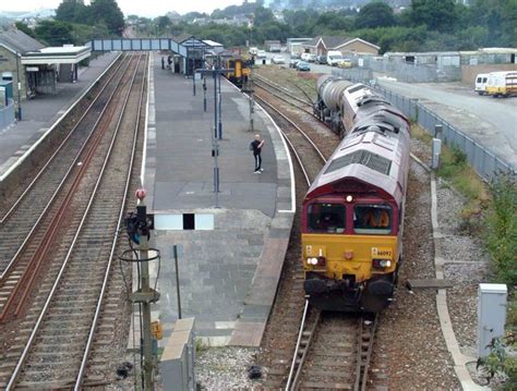 Trains At Par Station Roger Geach Cc By Sa 2 0 Geograph Britain