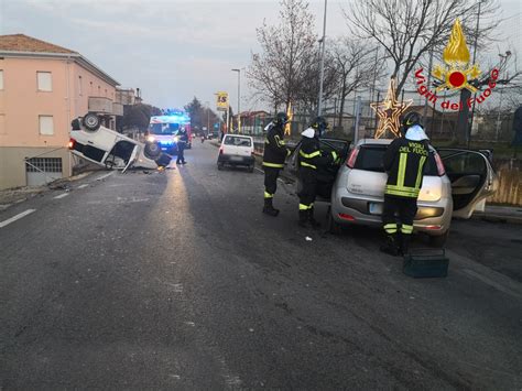 Recanati Scontro Tra Due Auto All Incrocio Una Si Ribalta 2 Feriti