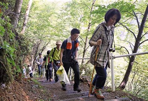 日航機墜落事故から32年、御巣鷹に慰霊登山 遺族や関係者が犠牲者520人悼む 産経ニュース