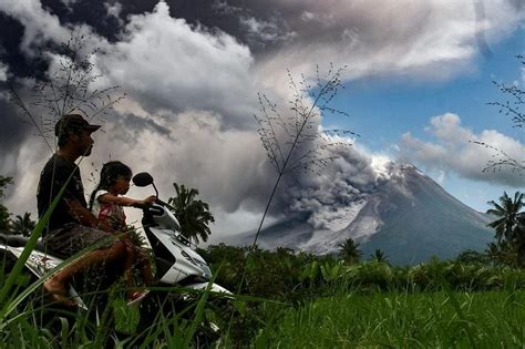 Indonesias Merapi Volcano Erupts Spews Hot Cloud Up To 7km High The