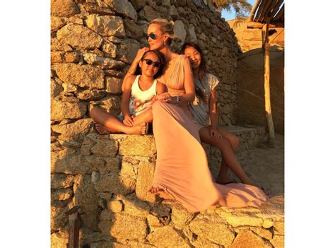 Photo Laeticia Hallyday Et Ses Filles Jade Et Joy Mykonos Le