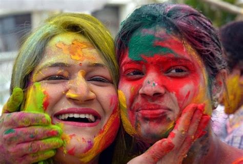 Holi 2020 रंग खेलने से पहले बालों में शैंपू करना है जरूरी साथ ही इन