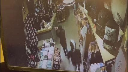 Criminosos Armados Invadem Loja Rendem Funcion Rio E Levam Roupas Em