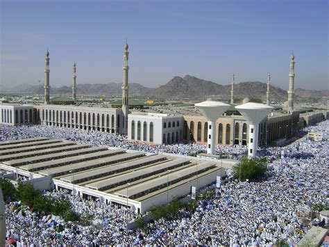 Arafat Nimra Mosque Pilgrims Stand In The Hot Arabian Sun Flickr