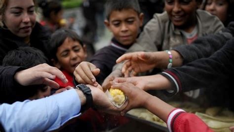 Mundo Por qué la ayuda a los pobres anda necesitando una ayuda Voz x Vos