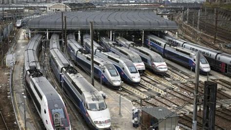 Allarme A Parigi Transennato Il Palazzo Dei Congressi Massiccio