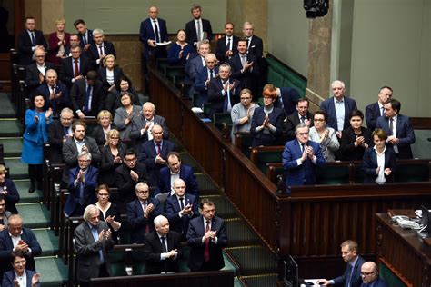 Sondaż Większość Polaków źle ocenia rząd PiS Wprost