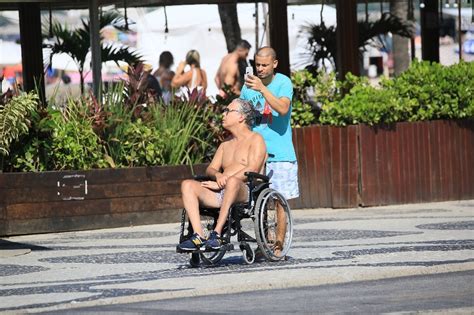 Em clique raro Flávio Silvino passeia na orla de praia do Rio de