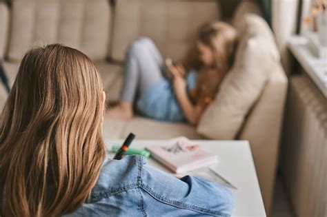 Linda Colegiala Adolescente Hace Su Tarea Con Una Tableta En Casa Foto Premium