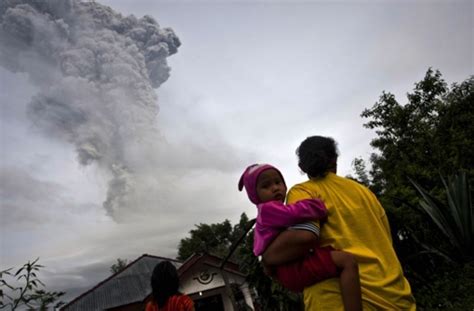 Indonesien Tausende Fl Chten Vor Vulkanausbruch