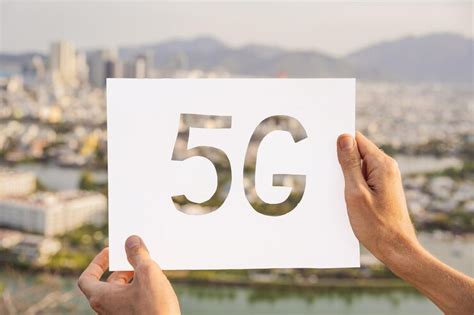 5g 네트워크 무선 시스템 및 현대 도시 스카이라인을 갖춘 사물 인터넷 스마트 도시 및 통신 네트워크 개념 프리미엄 사진