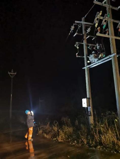 南网三都供电局：雨夜鏖战排隐患，冬晨抢修克难关人员水线台区