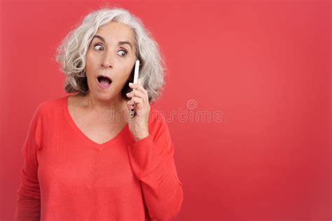 Une Femme Mature Surprise Qui Parle Au Mobile Image Stock Image Du Nouvelles Appli 269079477
