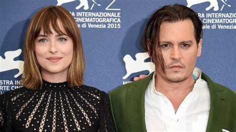 V Deo Mostra Que Dakota Johnson Perguntou A Johnny Depp Sobre Seu Dedo