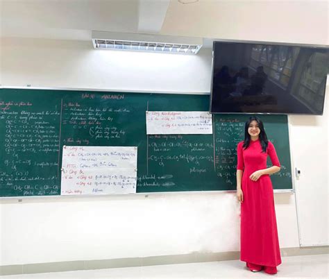 Cô giáo thực tập xinh như hot girl bị học sinh chụp lén nhìn ảnh thường ngày tưởng hack tuổi vì