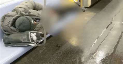 Abbassa I Pantaloni E La Fa In Metro E Gli Altri Passeggeri Un Video