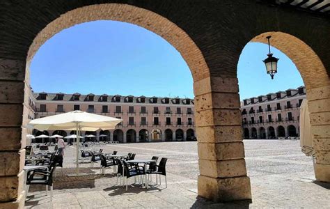 el pueblo de toledo  una plaza tan grande  recuerda  las de